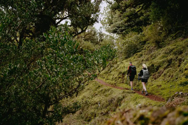 A couple hiking in Madeira -Un couple en randonnée à Madère -Een stel wandelt op Madeira -Ein Paar wandert in Madeira